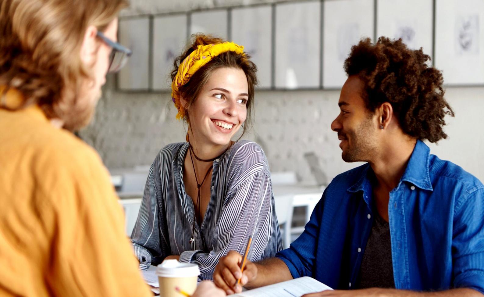 Praktische Demonstration von Hochsteckfrisuren für besondere Anlässe